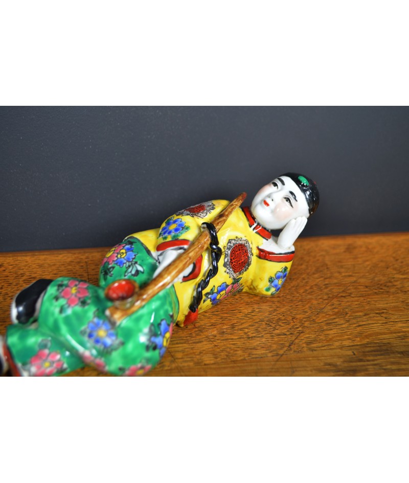 Figurine en porcelaine de Chine 'Fumeur d'opium'