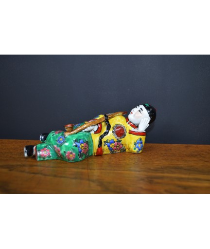 Figurine en porcelaine de Chine 'Fumeur d'opium'