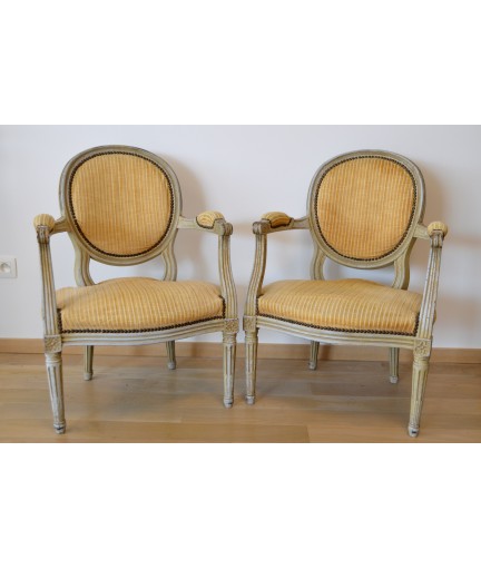 Paire de fauteuils médaillons style Louis XVI