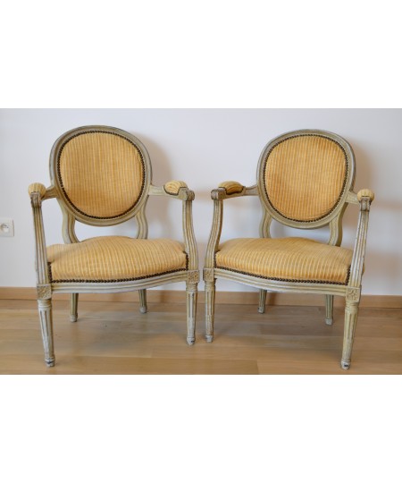 Paire de fauteuils médaillons style Louis XVI