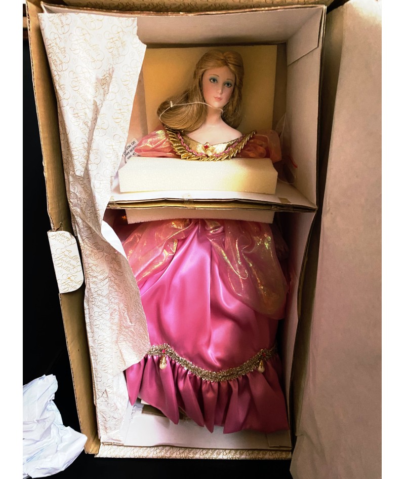 Poupée 'Franklin Heirloom Dolls' de Cendrillon sculptée dans la porcelaine biscuit