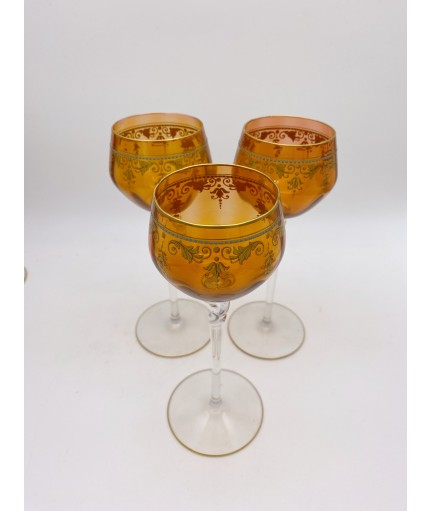 Lot de 10 verres en cristal colorés, décor peint main avec bords dorés