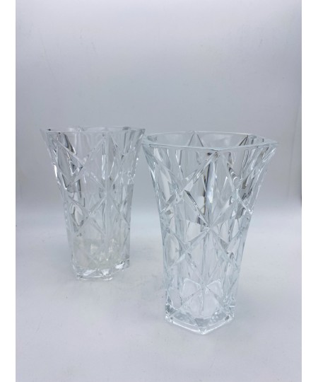 Paire de vases en cristal incolore taillé