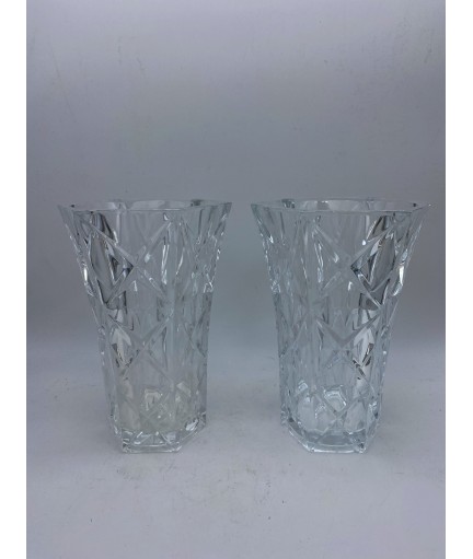 Paire de vases en cristal incolore taillé