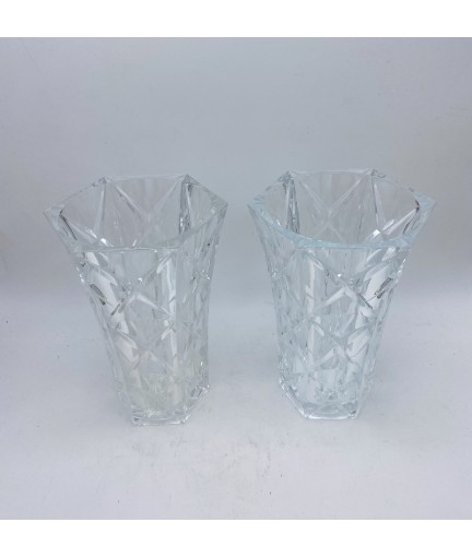 Paire de vases en cristal incolore taillé