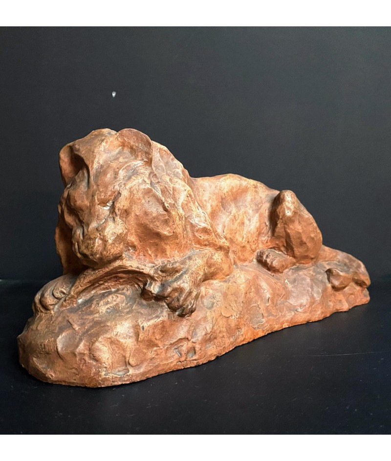 Sculpture en terre cuite 'Lion dévorant sa proie' signé Albert Hager 1929