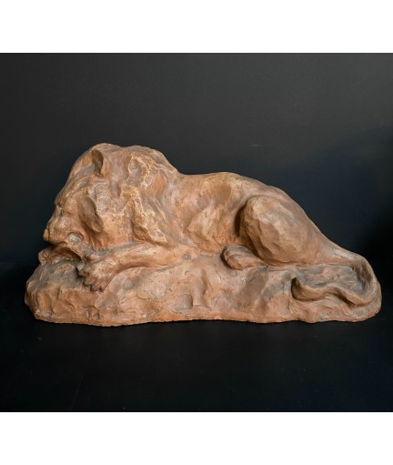 Sculpture en terre cuite 'Lion dévorant sa proie' signé Albert Hager 1929