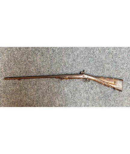 Fusil ancien à poudre noir crosse finement gravée en tête de cerf