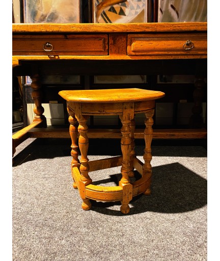 Bureau français avec petit tabouret