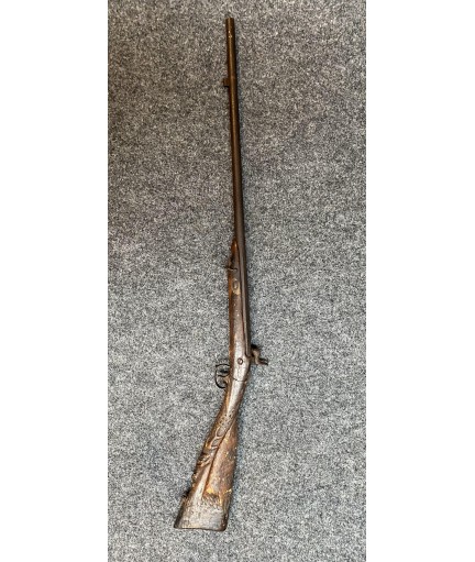 Fusil ancien à poudre noir crosse finement gravée en tête de cerf