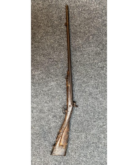 Fusil ancien à poudre noir crosse finement gravée en tête de cerf