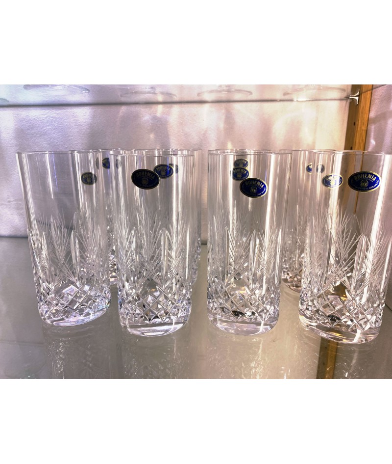 Lot de 12 verres à eau en cristal de Bohême taillé