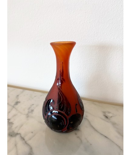 Vase en forme balustre signé Le Verre Français