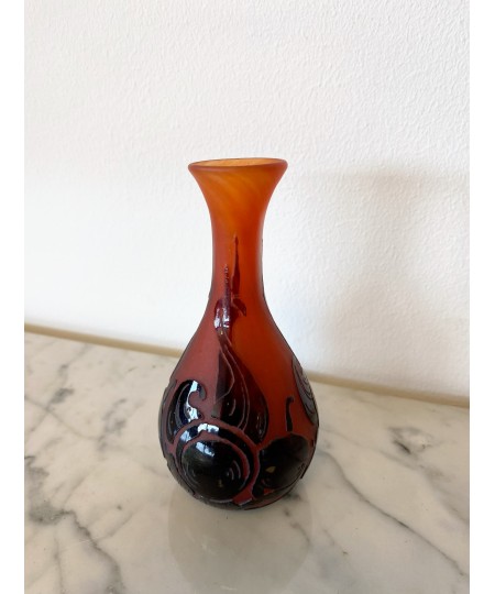 Vase en forme balustre signé Le Verre Français