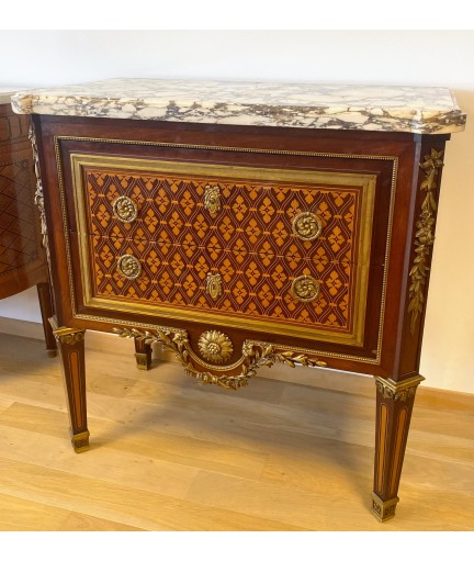 Commode style Louis XVI en marqueterie - dessus en Marbre