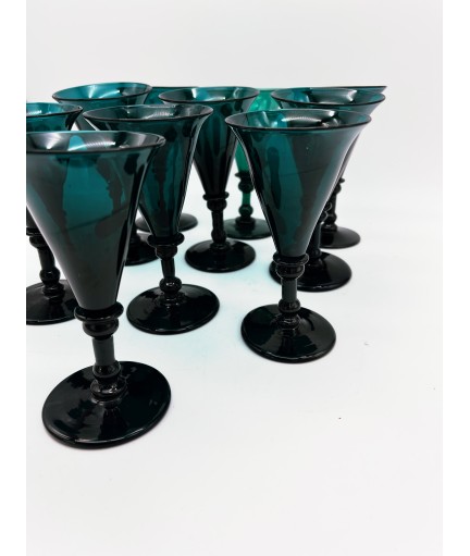 Lot de 11 verres à vin Georgiens vert Bristol 19e