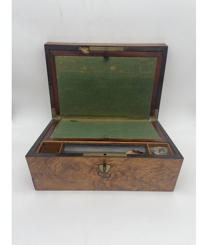 Secrétaire de voyage anglais du XIXème siècle avec sa clé d'origine
